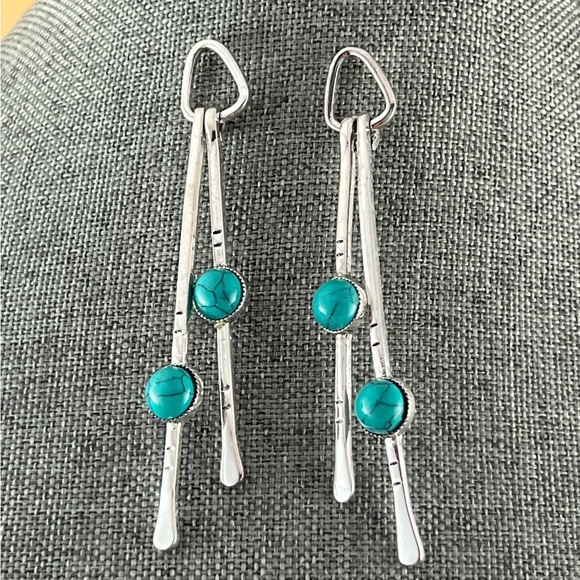 Beautiful Dangling stud Earrings New Jewelry - Picture 3 of 3